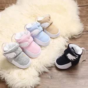 Detailansicht bunter, gefütterter Baby-Schneestiefel mit niedlichem Engelsflügel-Design