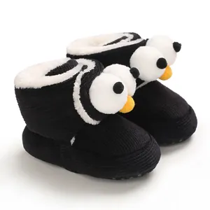 Primer plano de zapatos de bebé tipo pingüino de dibujos animados con suave forro de felpa