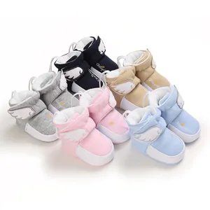 Detailansicht mehrfarbiger, warmer Baby-Winterstiefel mit niedlichen weißen Flügel-Dekoren