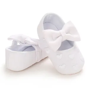 Elegante weiße Baby-Prinzessin-Schuhe mit Herzstickerei und zarter Schleife für Säuglinge.