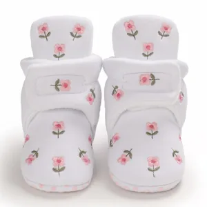Detailansicht weißer Baby-Lauflernstiefel mit wunderschöner rosa Blumenstickerei und Klett