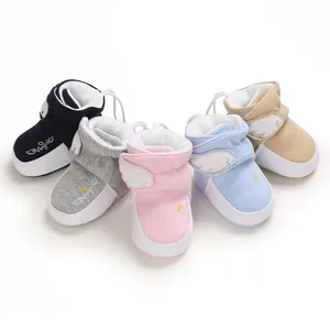 Warme fleecegefütterte Baby-Lauflernschuhe mit süßen Engelsflügeln in fünf Pastellfarben
