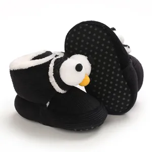 Primer plano de zapatos de bebé pingüino con suelas antideslizantes y forro cálido