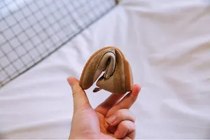 Nahaufnahme eines flexiblen Lauflernschuhs für Babys, der die Weichheit und Qualität zeigt
