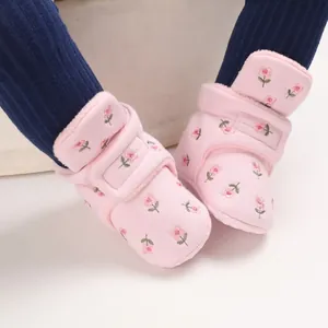 Nahaufnahme rosa Baby-Fleece-Boots mit Blumenmuster, weichen Sohlen und Klettverschluss