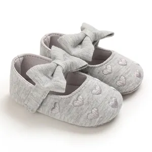 Detailansicht grauer Baby Prinzessinnenschuhe mit silbernen Herzen und Schleife