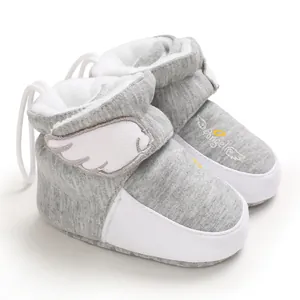 Nahaufnahme von grauen Baby-Winterschuhen mit weichem Fleecefutter und Flügeln