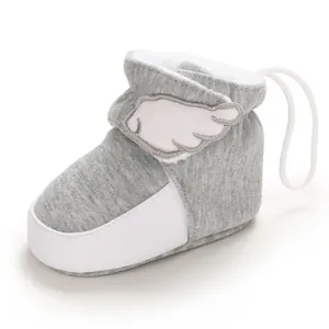 Detailansicht grauer Baby-Winterstiefel mit weißer Flügel-Applikation und Fleecefutter