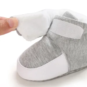 Detailansicht der grauen Babystiefel mit weichem Fleecefutter und Klettverschluss.