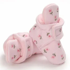 Weiche rosa Baby-Fleecestiefel mit Blumenstickerei, warmem Futter und Klettverschluss