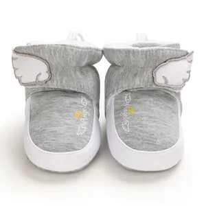 Warme Fleece-gefütterte Baby-Lauflernschuhe mit niedlichem weißem Engelsflügel-Design