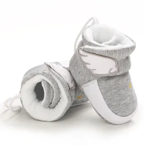 Detailansicht grauer weicher Baby-Winterstiefel mit Plüschfutter und Flügelapplikation