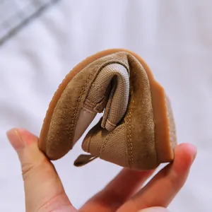 Flexible braune weiche Leinenschuhe für Kleinkinder und Lauflernschuhe für 0-3 Jahre