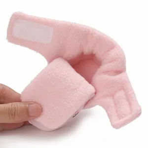 Detailaufnahme von rosa flauschigen Baby-Winterstiefeln mit weichem Plüschfutter