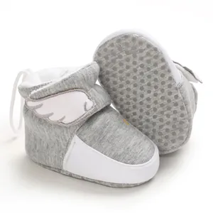 Weiche fleecegefütterte Baby-Winterstiefel mit Engelsflügel-Detail in Grau und Weiß