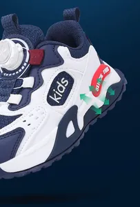 Nahaufnahme atmungsaktiver Mesh-Laufschuhe für Mädchen mit Drehverschluss