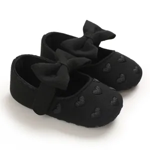 Detaillierte Ansicht schwarzer Baby Mary Jane Schuhe mit Schleife und Herzstickerei