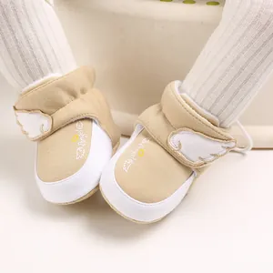 Nahaufnahme von khakifarbenen, fleecegefütterten Baby-Lauflernschuhen mit weißen Flügeln