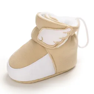 Detail der warmen, mit Fleece gefütterten Babystiefel mit Flügeldesign und weicher Sohle