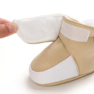 Detail des warmen weißen Fleeclenfutters und Klettverschlusses bei Baby-Schneestiefeln