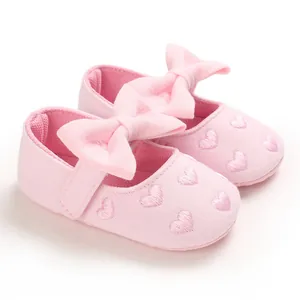 Detailansicht rosa Baby-Prinzessin-Lauflernschuhe mit Herzstickerei und großer Schleife
