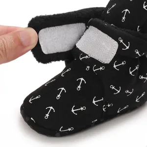 Detailansicht des Klettverschlusses und weichen Fleecefutters bei Babystiefeln