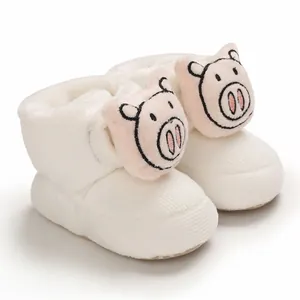 Detalle de zapatos de algodón blanco para bebé con tierno cerdito rosa de dibujos