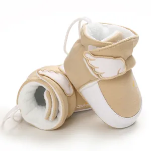 Detailansicht der khakifarbenen Baby-Schneestiefel mit weißen 3D-Flügeln und warmem Plüschfutter