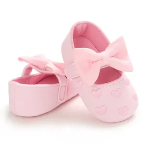 Detailansicht rosa Baby-Mädchenschuhe mit Herzstickerei und Schleife, weiche Sohle