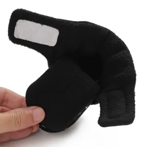 Detailansicht warmer schwarzer Babystiefel mit weichem Fleecefutter und Verschluss