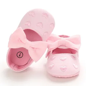 Rosa Baby-Prinzessinenschuhe mit Herzstickerei und einer großen dekorativen Schleife