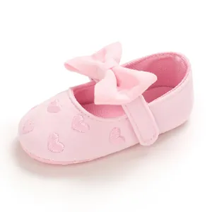 Nahaufnahme rosa Baby Prinzessinnenschuh mit besticktem Herz und großer Schleife