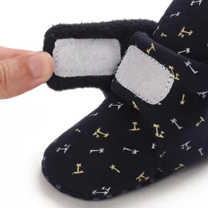 Detaillierte Nahaufnahme des Klettverschlusses und des warmen Fleecefutter eines Baby-Winterstiefels