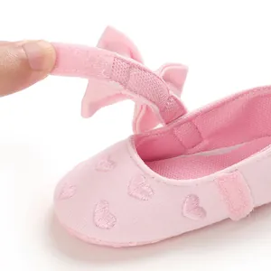 Detailansicht rosa Baby-Prinzessinenschuh mit Herzbestickung und praktischem Klettverschluss