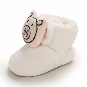 Patucos de felpa blanca para bebé con una bonita decoración de cerdito de dibujos
