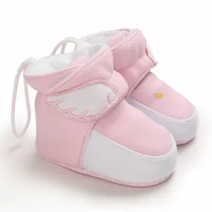 Hochwertige rosa Baby-Winterstiefel mit warmem Fleecefutter und Engelsflügel-Design.