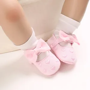 Detailansicht der rosa Baby-Prinzessin-Schuhe mit Herzstickerei und einer Schleife