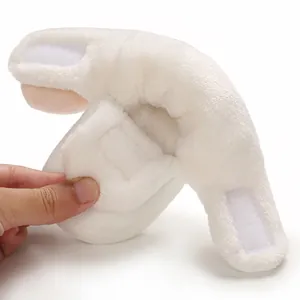 Detalle de primer plano de zapatos de felpa blanca para bebés con cierre de velcro