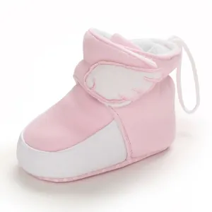 Detailansicht der rosa Baby-Schneestiefel mit warmem Fleecefutter und Flügeldekoration.