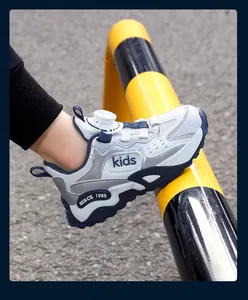 Nahaufnahme eines Kinder-Laufschuhs aus Mesh mit Drehverschluss an einer Stange