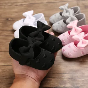 Detailansicht der Baby Prinzessin Lauflernschuhe mit Schleife und Herzstickerei in Farben