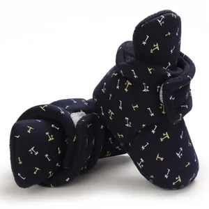 Detailansicht der marineblauen, fleecegefütterten Baby-Winterstiefel mit Printmuster