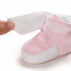 Nahaufnahme eines weichen rosa Babyschuhs mit warmem Plüschfutter und Klettverschluss