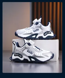 Detail von atmungsaktiven Mesh-Kinderschuhen in Silber und Marineblau mit Drehverschluss
