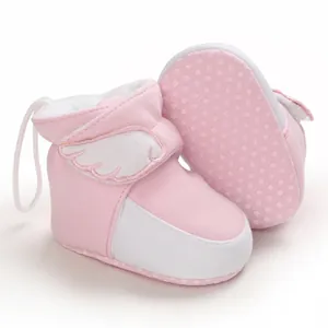 Detailansicht der rosa Baby-Schneestiefel mit weichen Anti-Rutsch-Sohlen und Flügeln