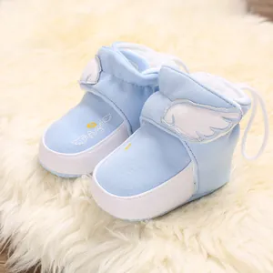 Detailansicht der hellblauen Baby-Winterstiefel mit Plüschfutter und Engelsflügeln