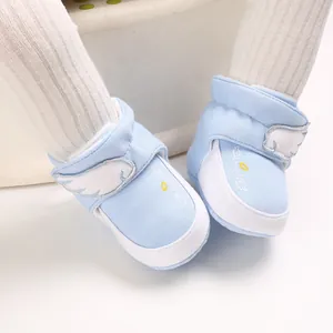 Nahaufnahme hellblauer Baby-Fleece-Stiefel mit Engelsflügel-Dekor und weicher Sohle