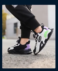Nahaufnahme von atmungsaktiven Mädchen-Sportschuhen in einer städtischen Umgebung