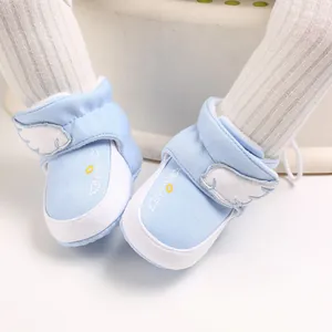 Nahaufnahme hellblauer Baby-Winterstiefel mit Flügel-Detail und warmem Futter