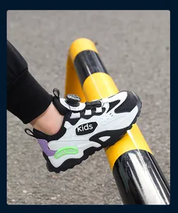 Detailansicht atmungsaktiver Kinder-Sneaker mit einem praktischen Drehverschluss-Schnürsystem